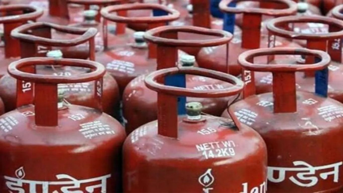 UP News: कमर्शियल गैस सिलिंडर के दाम में 993 रुपये की भारी वृद्धि, अब चुकानी होगी इतनी कीमत