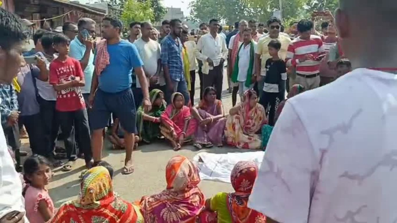 Saraikela: शौच के लिए निकले ग्रामीण पर हाथी का जानलेवा हमला, चांडिल में मुआवजे के लिए भारी प्रदर्शन