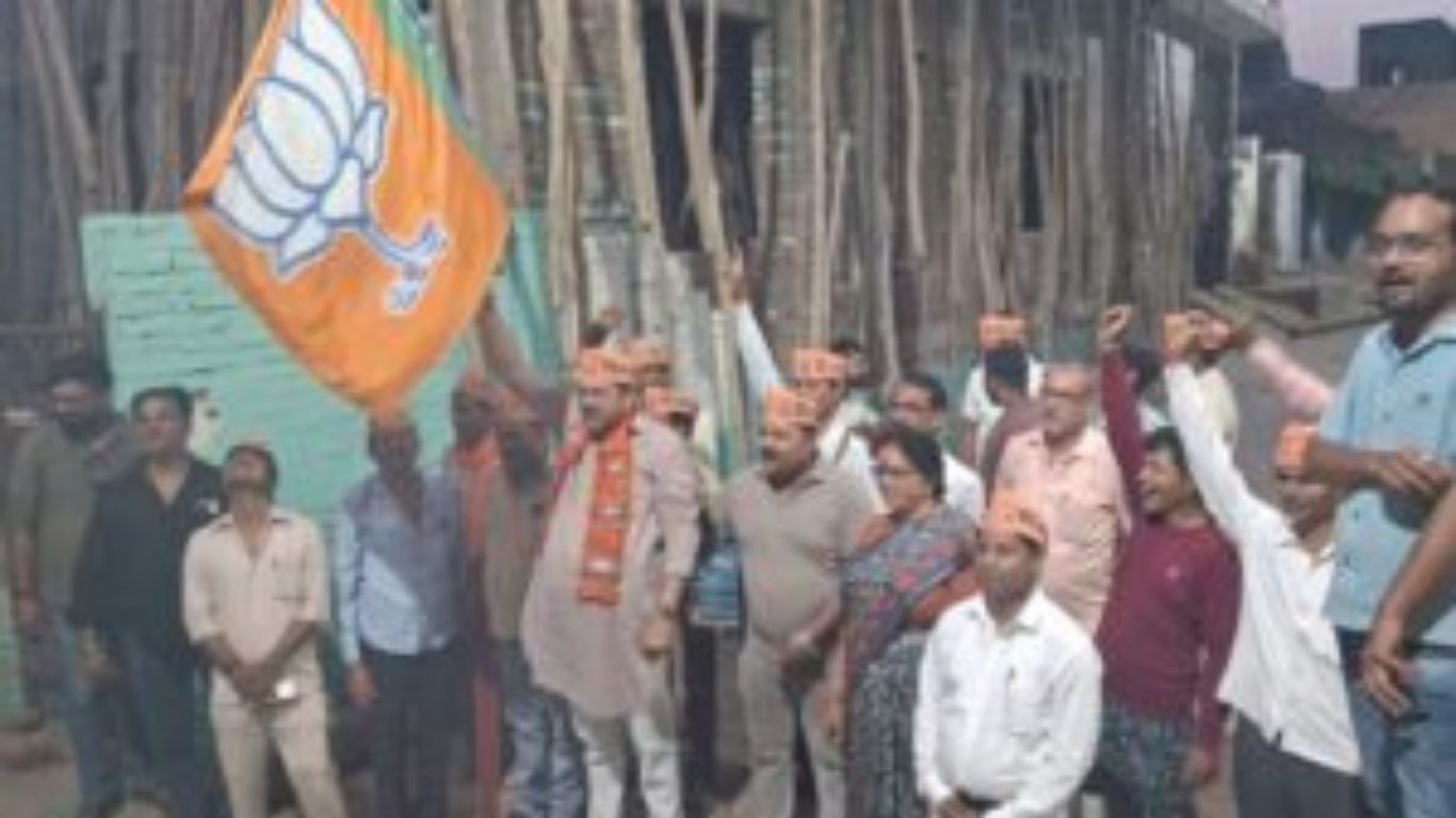 Kanpur News: पश्चिम बंगाल में भाजपा की जीत पर झींझक में जश्न, चेयरमैन के आवास पर आतिशबाजी और मिठाई वितरण
