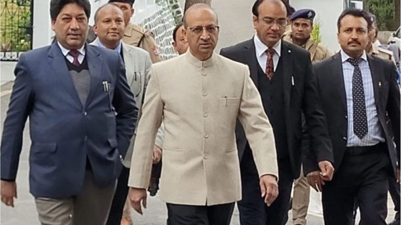 उत्तराखण्ड मुख्य न्यायाधीश मनोज कुमार गुप्ता का पैदल मार्च; हाई कोर्ट में ‘नो व्हीकल डे’ पर मजबूत संदेश