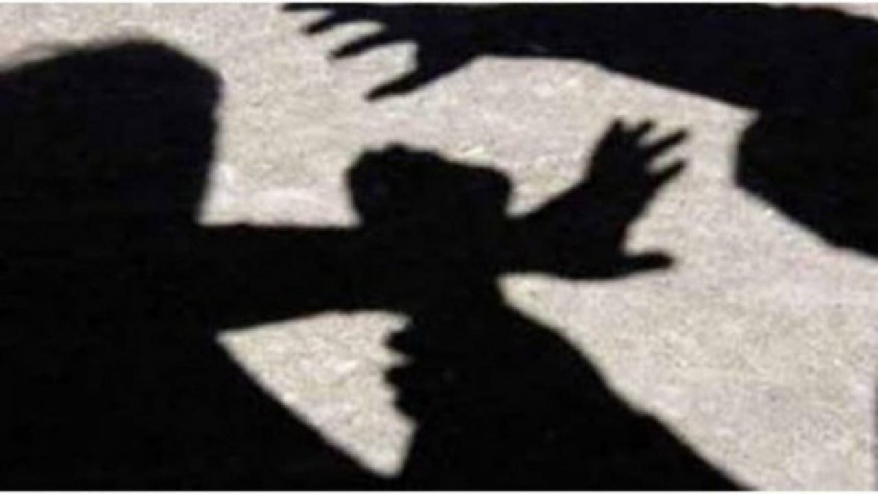 बेटों-बहुओं की प्रताड़ना से टूटीं बुजुर्ग महिलाएं, कहीं घर से निकाला तो कहीं पीटकर दी जान से मारने की धमकी