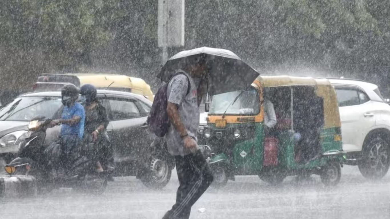 Delhi Weather Today: दिल्ली में बदला मौसम का मिजाज, आज तेज हवाओं और बारिश का अलर्ट