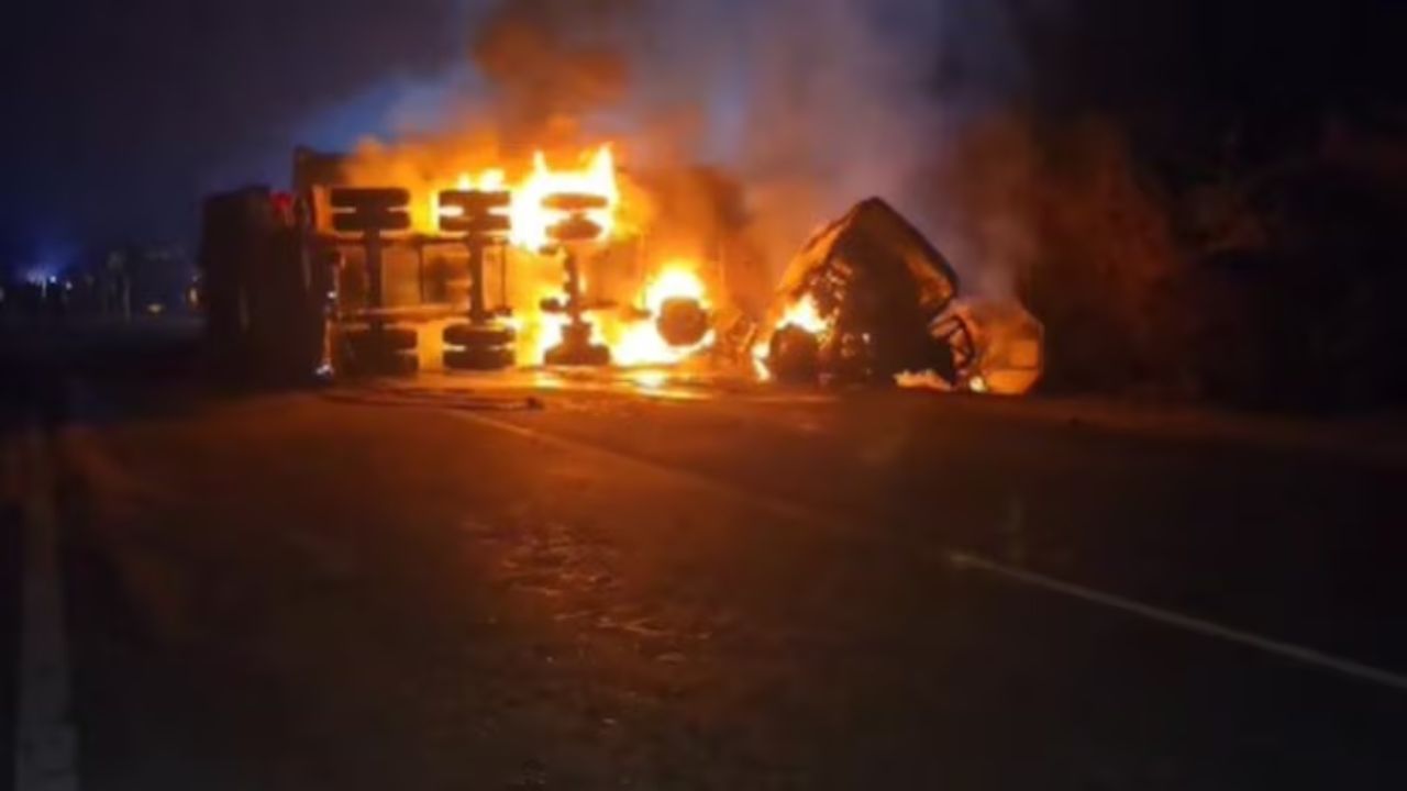 हमीरपुर में आधी रात का खौफनाक हादसा, चलते ट्रक ने खड़े डंपर को मारी टक्कर… फिर बना आग का गोला!