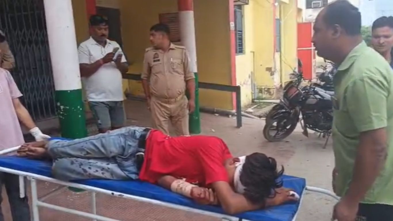 गंगा एक्सप्रेसवे पर लहराती बस बनी आफत, ट्रक में घुसते ही मची चीख-पुकार, 24 से ज्यादा घायल