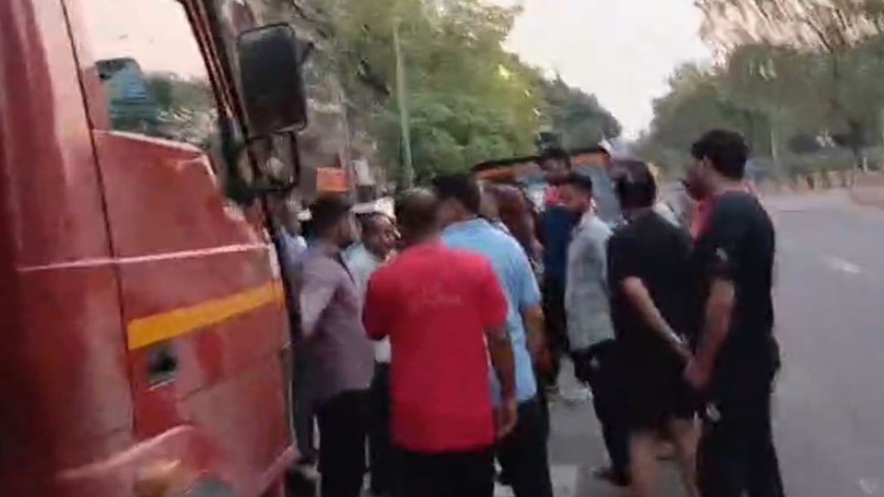 BREAKING NEWS: दिन निकलते ही नोएडा में बड़ा हादसा, तेज रफ्तार ट्रक बना जानलेवा