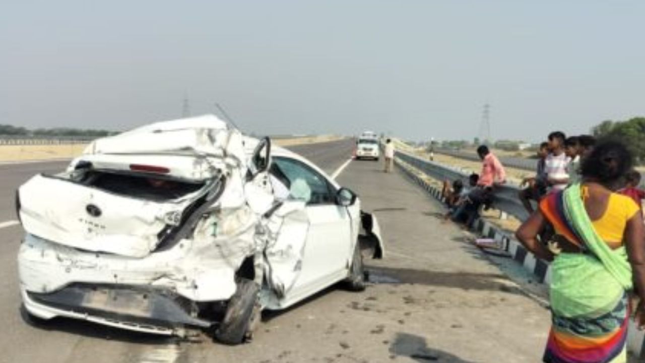 रायबरेली में गंगा एक्सप्रेसवे पर भीषण सड़क हादसा, कार के उड़े परखच्चे