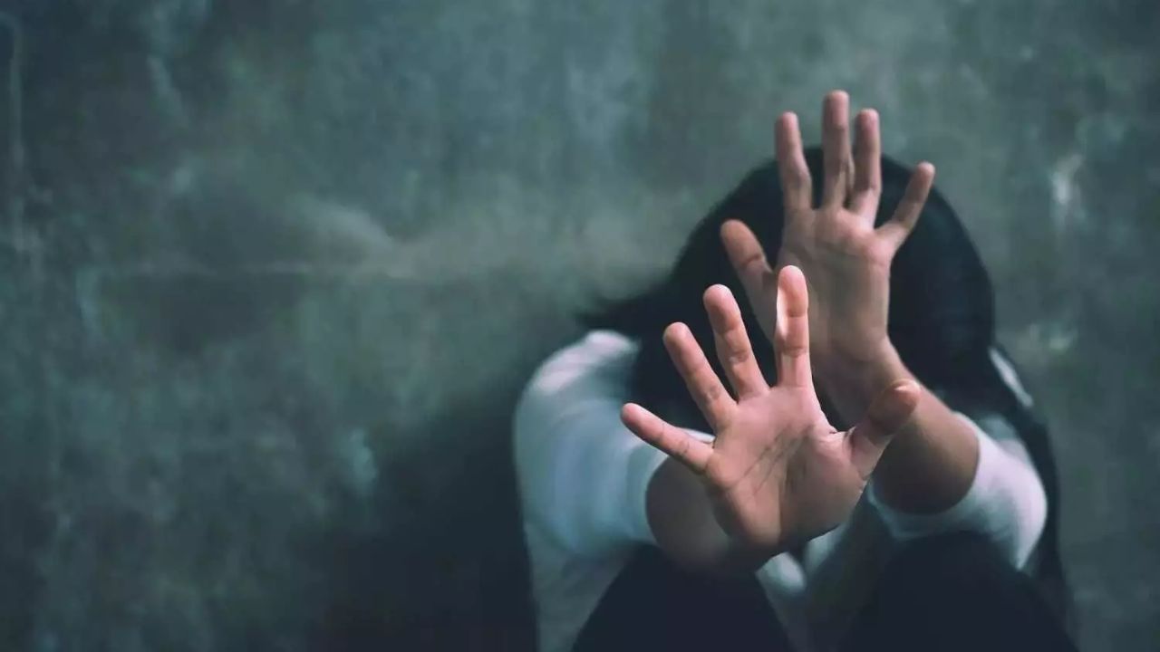 शादीशुदा महिला ने ठुकराया प्रपोजल तो तिलमिलाया युवक, सोते परिवार पर फेंक दिया तेजाब