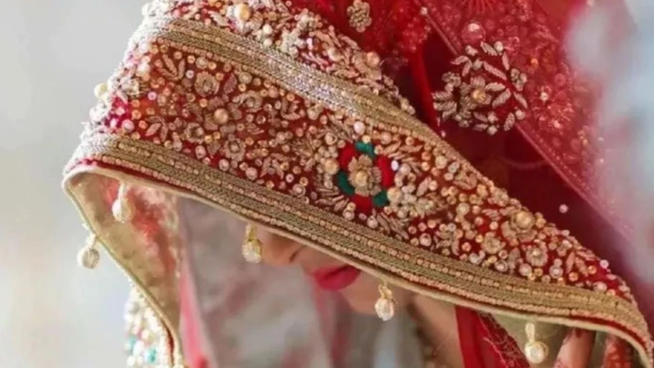 पति ने दिया तलाक, हलाला के नाम पर ससुर और देवर ने लूटी आबरू… दर्द बताते हुए फफक पड़ी महिला