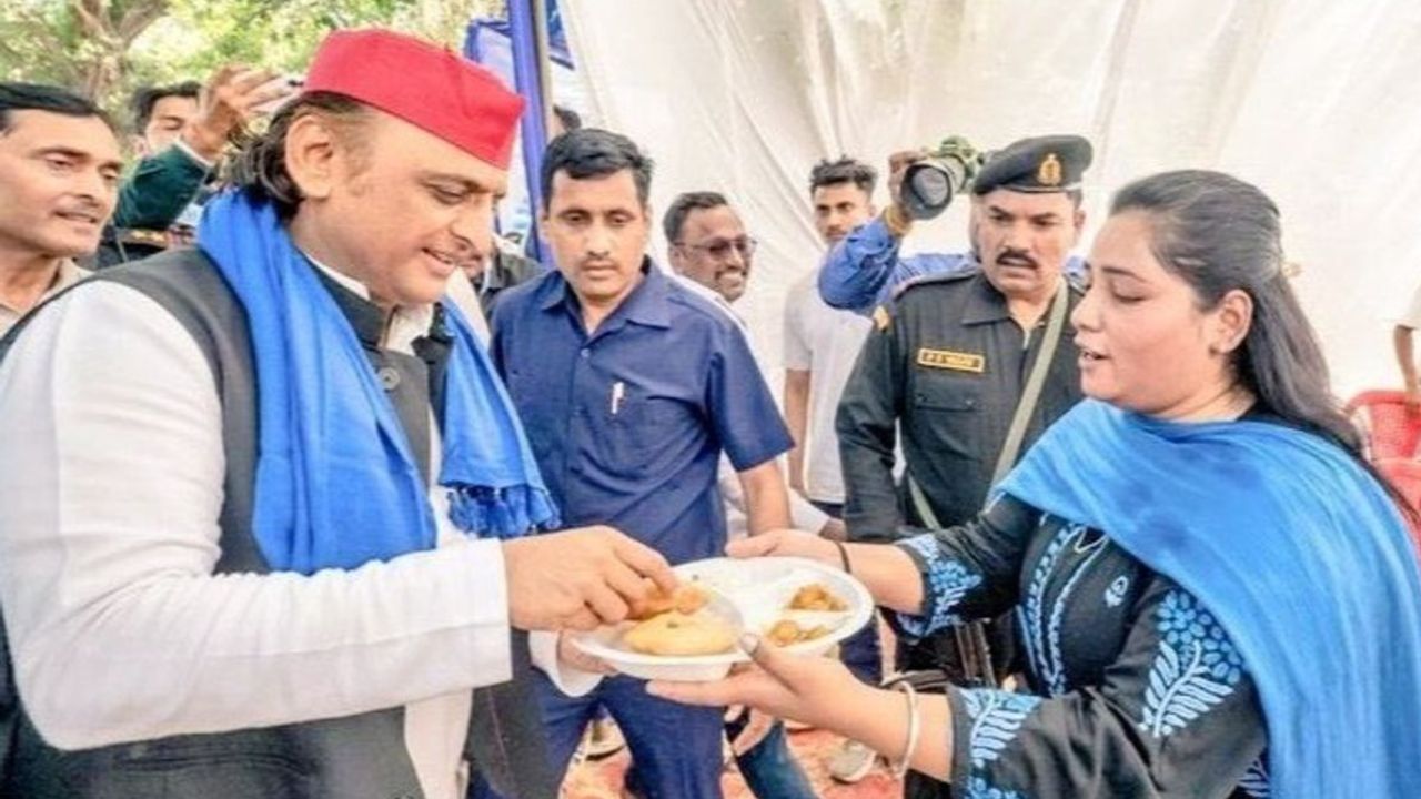 UP Politics: अखिलेश यादव को पूड़ी खिलाना महिला को भारी पड़ा उसके पिता को सुपरवाइजर से बना दिया सफाई कर्मी