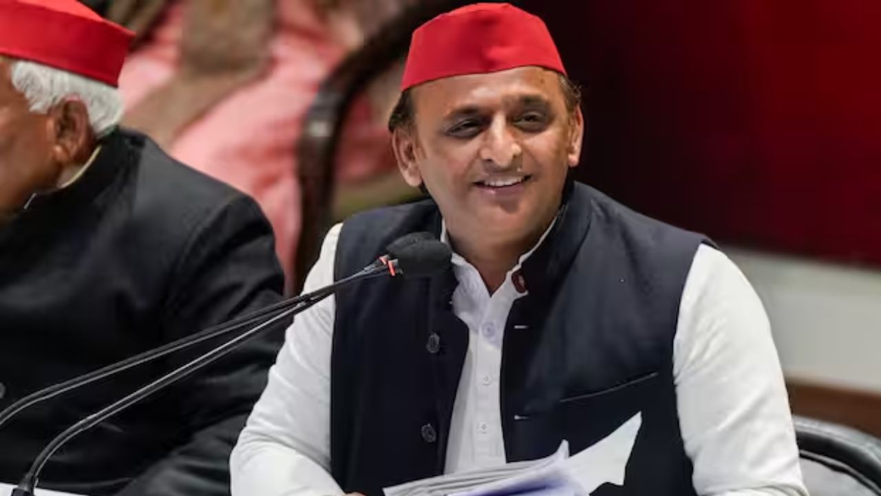 प्रयागराज पहुंचे अखिलेश यादव : रीता बहुगुणा जोशी के परिवार से मिले, PM मोदी की पेट्रोल-सोना अपील पर क्या बोले?