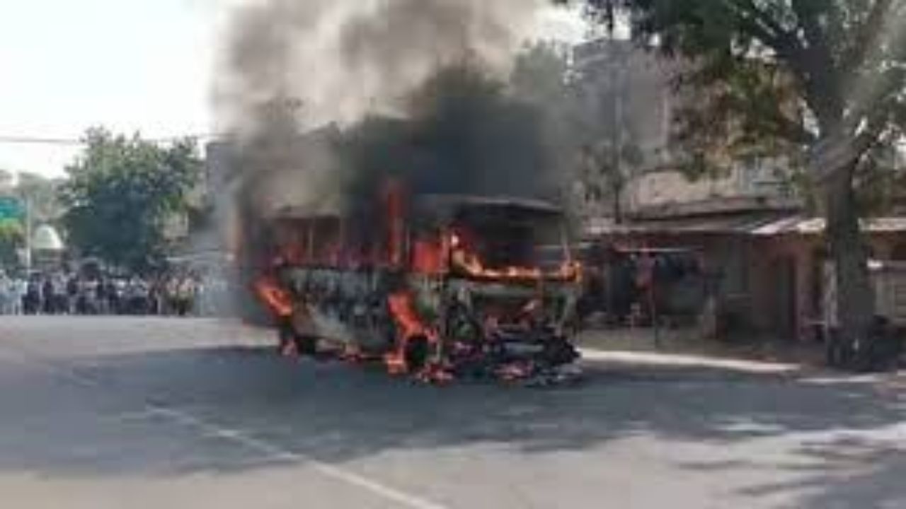 चलती रोडवेज बस में लगी आग, चालक-परिचालक की सूझबूझ से बचीं 42 जिंदगियां
