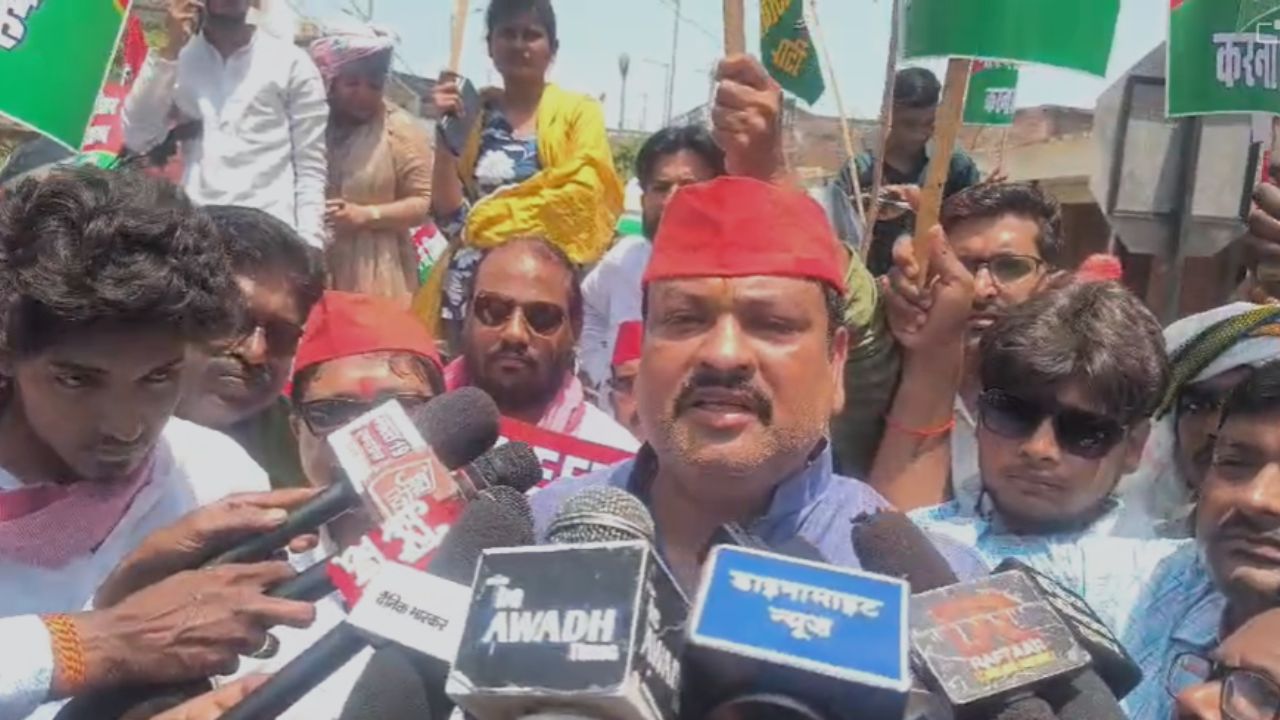Ayodhya News: सिर पर सिलेंडर, ठेले पर बाइक…महंगाई के खिलाफ सपाइयों का जोरदार प्रदर्शन
