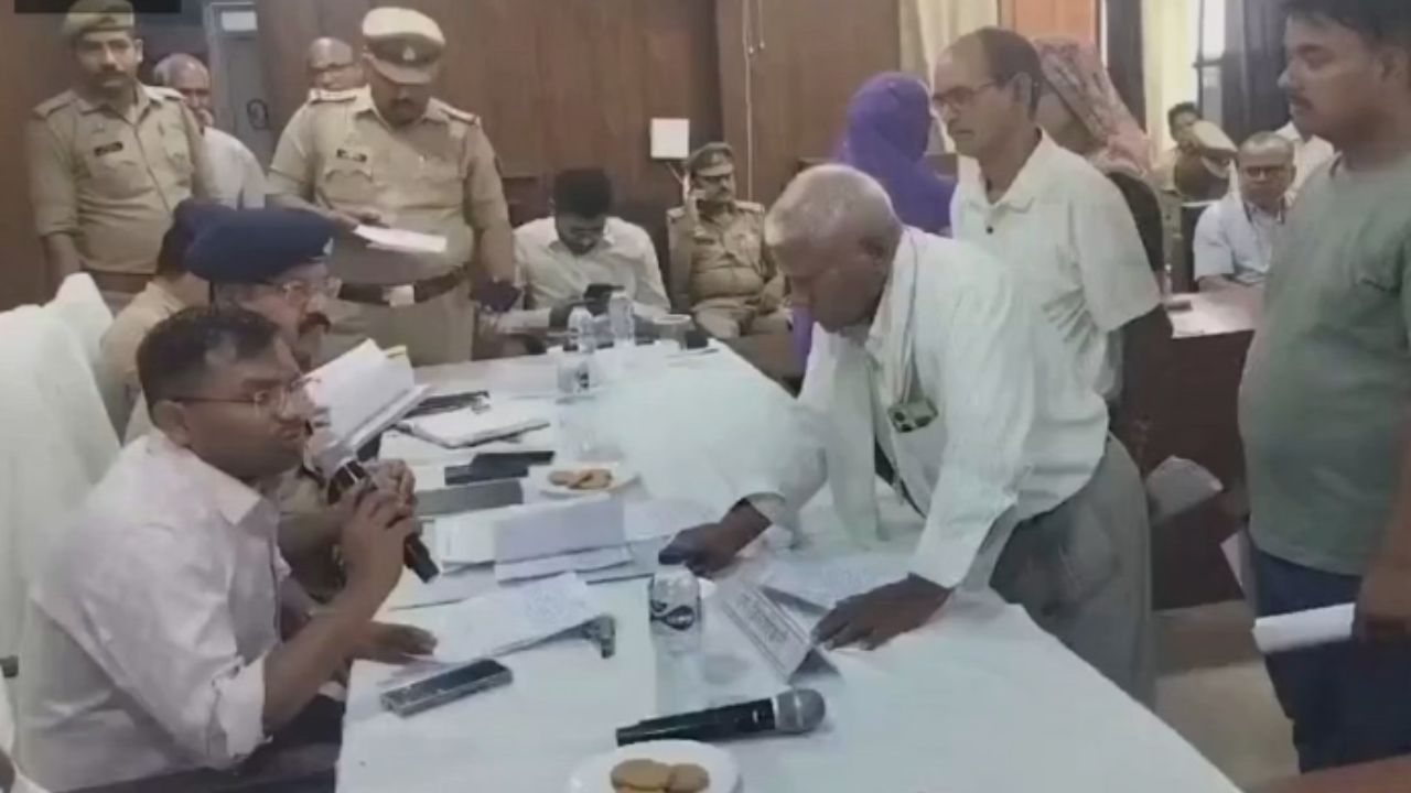 Ayodhya: दिव्यांग की पत्नी ने समाधान दिवस में लेखपाल की खोली पोल