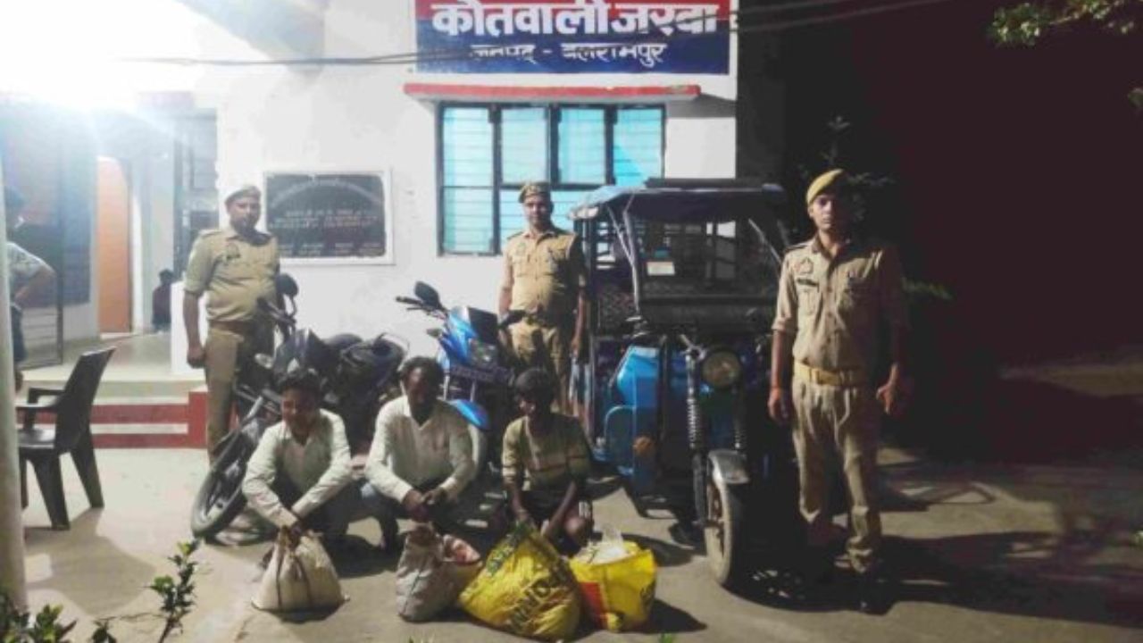 आधी रात पुलिस ने बिछाया ऐसा जाल… शराब तस्करों की चालाकी भी पड़ गई फेल, ई-रिक्शा से निकला चौंकाने वाला सामान