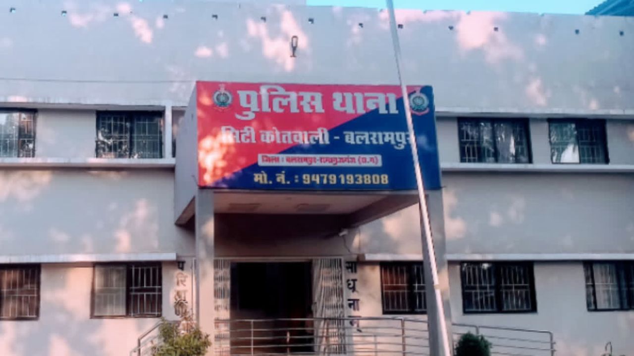 Balrampur: लापरवाही पर बड़ा एक्शन! पंचायत सचिव पर कड़ी कार्रवाई, मचा हड़कंप