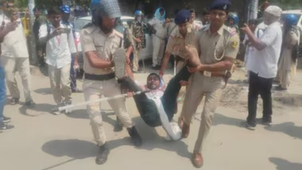 TRE 4 Protest in Patna: BPSC विज्ञापन की मांग पर बवाल! पुलिस लाठीचार्ज में कई छात्र घायल