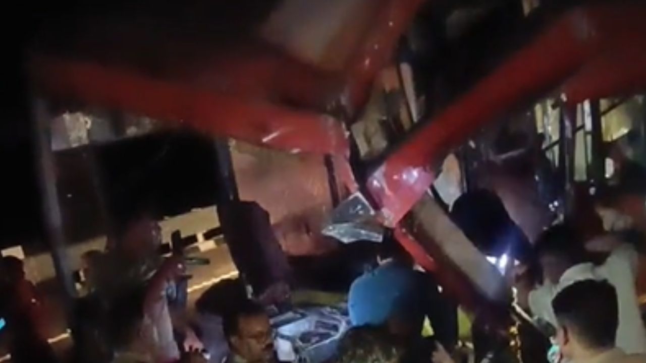 BREAKING NEWS: गंगा एक्सप्रेसवे पर बड़ा हादसा, डबल डेकर बस पलटी, 20 से ज्यादा लोग घायल और एक की मौत