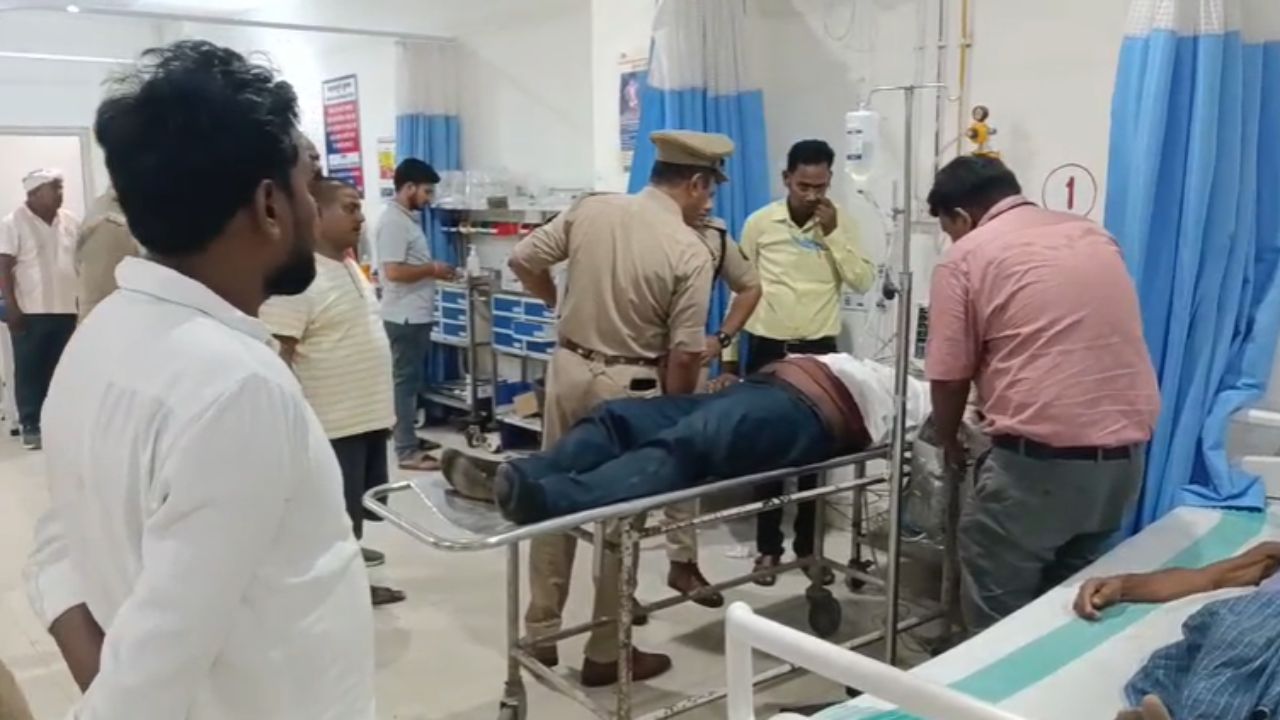 Firing in UP: चंदौली में बदमाशों का राज, सर्राफा व्यापारी को मारी गोली, ट्रॉमा सेंटर रेफर