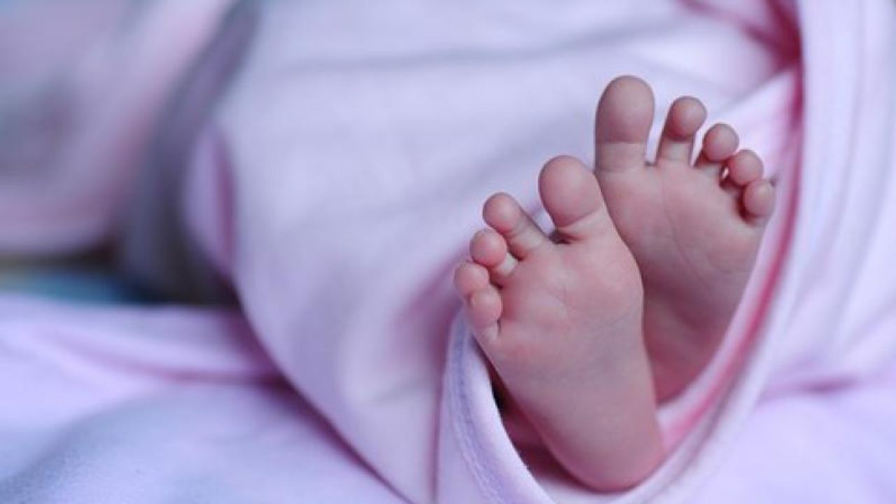 मासूम बेटी का रोना सुन परेशान हो रही थी मां, उठाया चाकू और उतार दिया मौत के घाट; फिर सबके सामने रची ऐसी कहानी