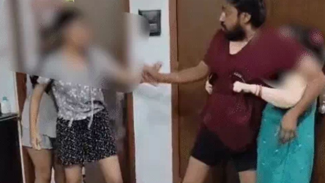 प्रयागराज लॉज में छात्राओं से दरिंदगी : कमरे में बाल पकड़कर पिटाई, पुलिस के सामने…