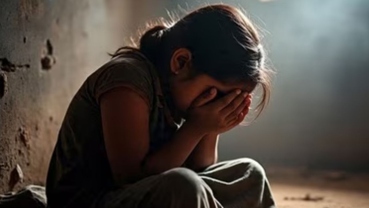 बस्ती में 6 साल की बच्ची से दरिंदगी, मां ने देखा खौफनाक मंजर