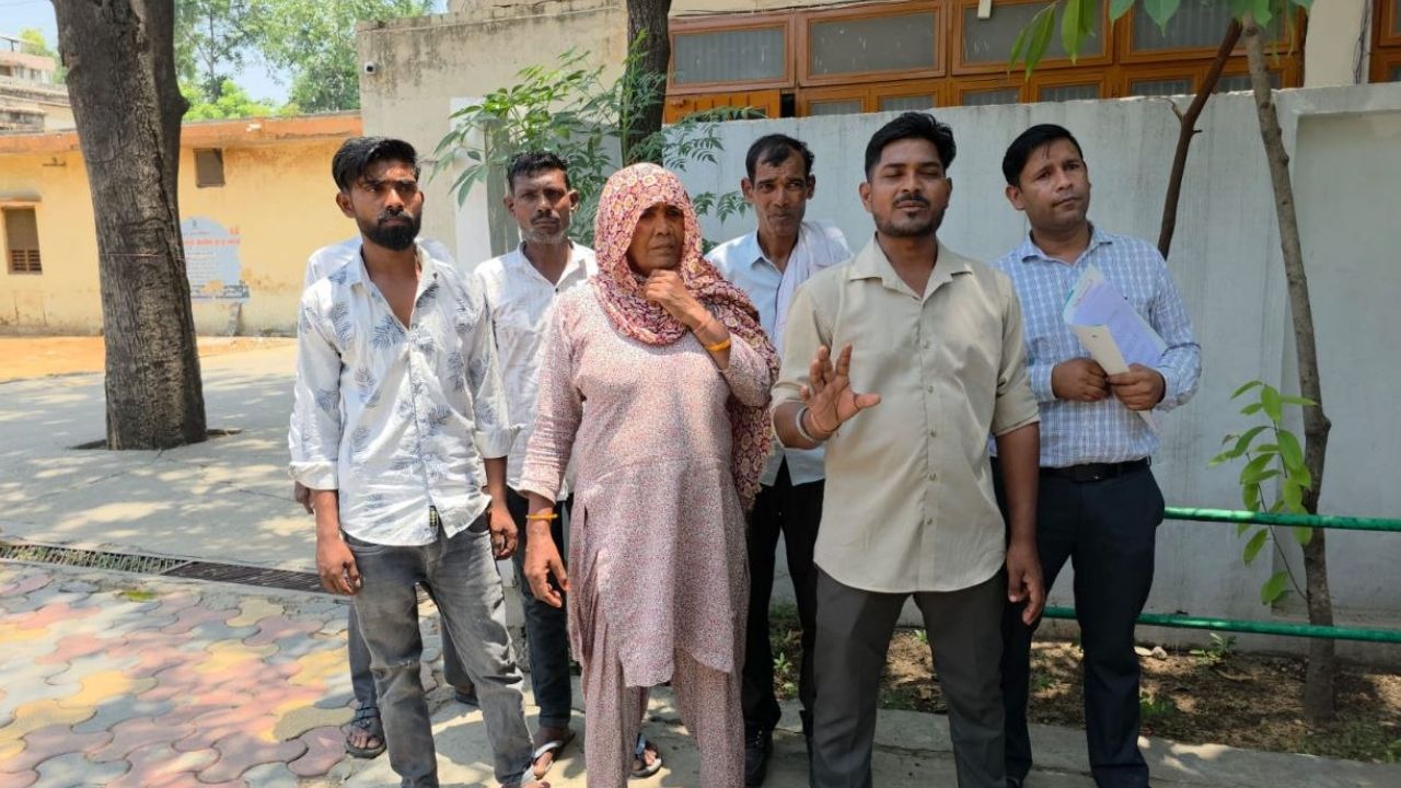 मुजफ्फरनगर में जमीन कब्जे का बड़ा खेल; खड़ी फसल ट्रैक्टर से रौंदी, डीएम तक पहुंचा मामला