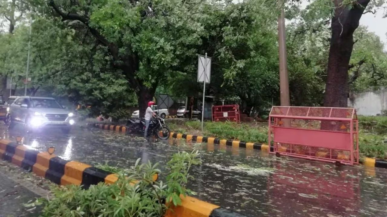 सावधान रहें! दिल्ली-NCR में बारिश के साथ तूफ़ान; इसके बाद भीषण लू का प्रकोप; जानिये कैसा रहेगा आज का मौसम