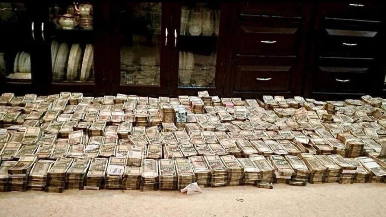 Deoghar Treasury Scam: स्वास्थ्य विभाग में फर्जी निकासी का पर्दाफाश, एक महिला क्लर्क पर गंभीर आरोप