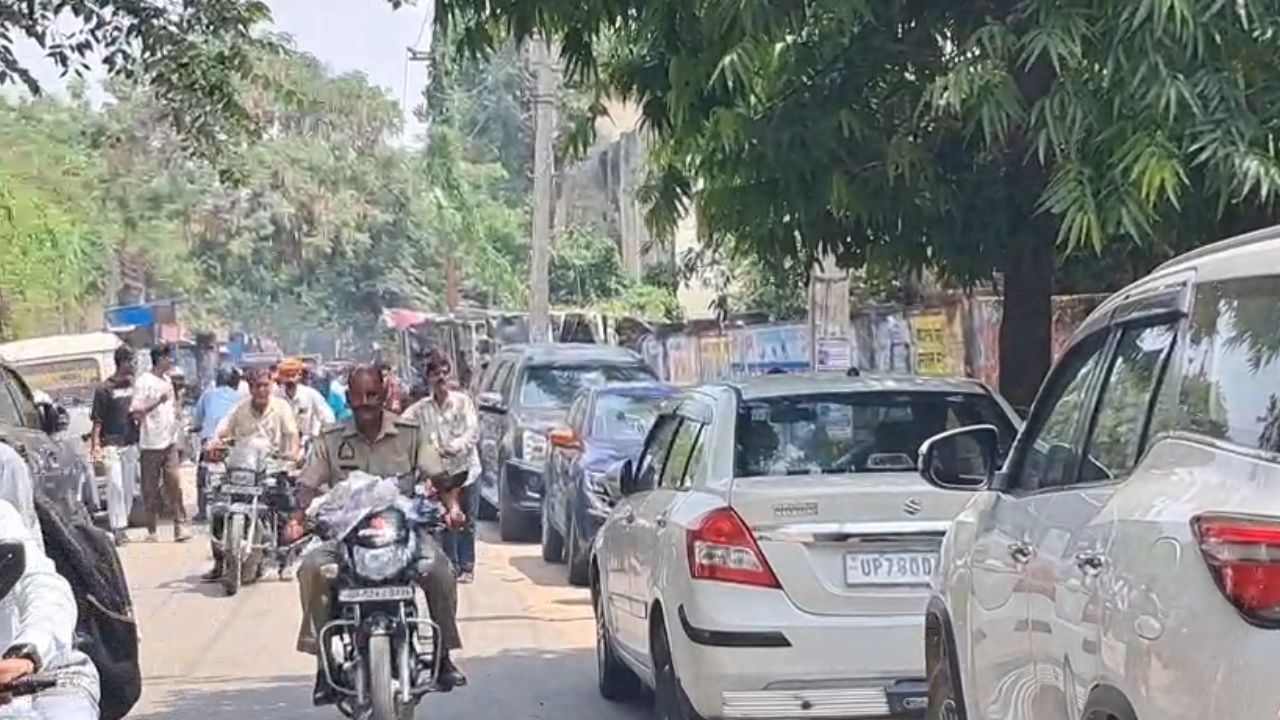 Deoria: पार्किंग के नाम पर वसूली! लोगों में नाराजगी