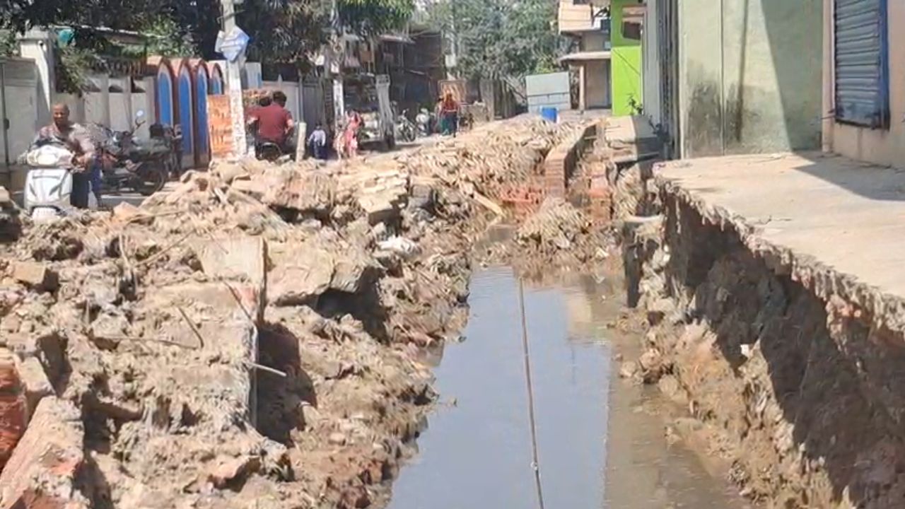 देवरिया में बुनियादी सुविधा पर सवाल! अधूरी नाली ने बदली उमा नगर की जिंदगी, लोग क्यों हैं परेशान?