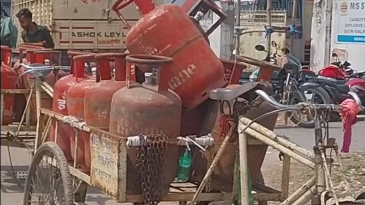 Deoria: रसोई गैस आपूर्ति “फर्स्ट इन फर्स्ट आउट”