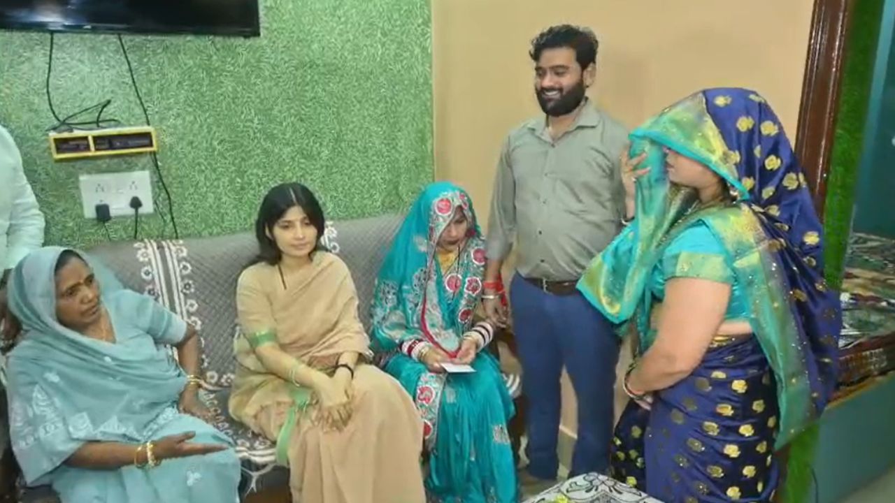 मैनपुरी में डिंपल यादव ने नवविवाहित जोड़े को दिया आशीर्वाद