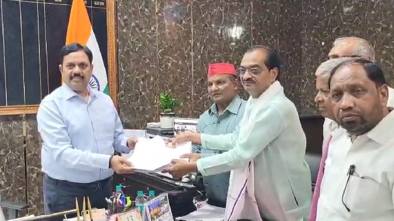 मैनपुरी में वोटर लिस्ट पर बवाल, सपा ने डीएम को सौंपा ज्ञापन