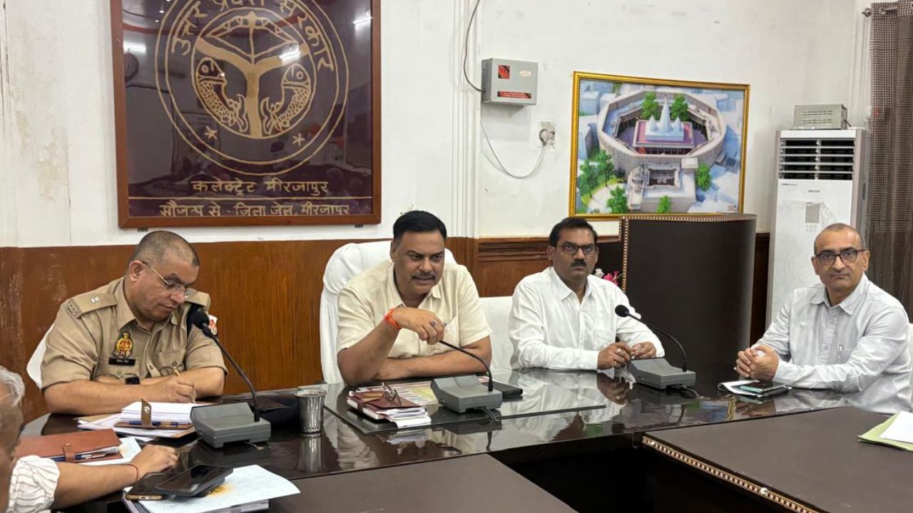 मिर्जापुर कलेक्ट्रेट में सराफा एसोसिएशन संग बैठक, डीएम बोले- पुराने गहनों के बदले नए गहनों को दें बढ़ावा