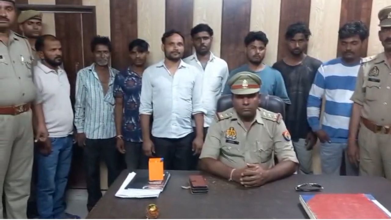 Etah: कार के बोनट पर छलक रहे थे जाम, 16 थानों की ताबड़तोड़ कार्रवाई से मचा हड़कंप
