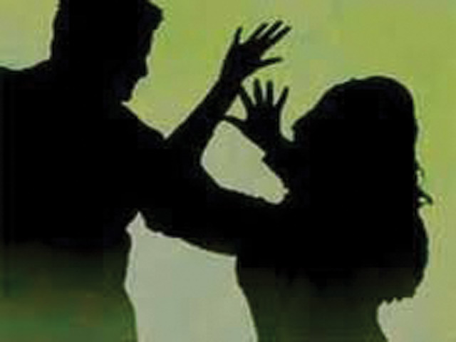 Rampur News: मायके आ रही महिला का पीछा कर बदमाशों ने कार रुकवाई, विरोध करने पर पति को सड़क पर घसीटा