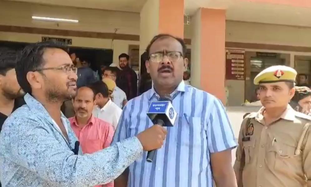 Maharajganj News: संपूर्ण समाधान दिवस में डीएम ऐसा क्या बोले कि अधिकारियों के उड़े होश