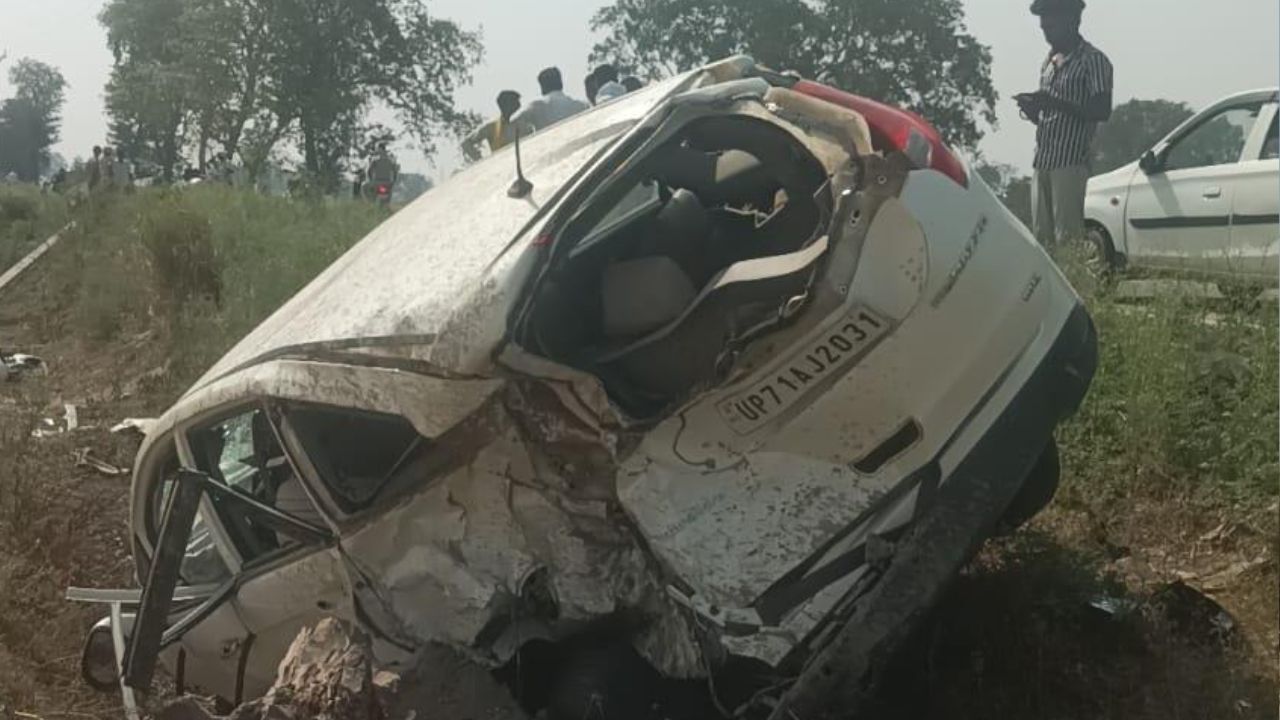 Fatehpur Accident: तेज रफ्तार कार पोल से टकराकर खंती में गिरी, दो बारातियों की मौत, पांच घायल