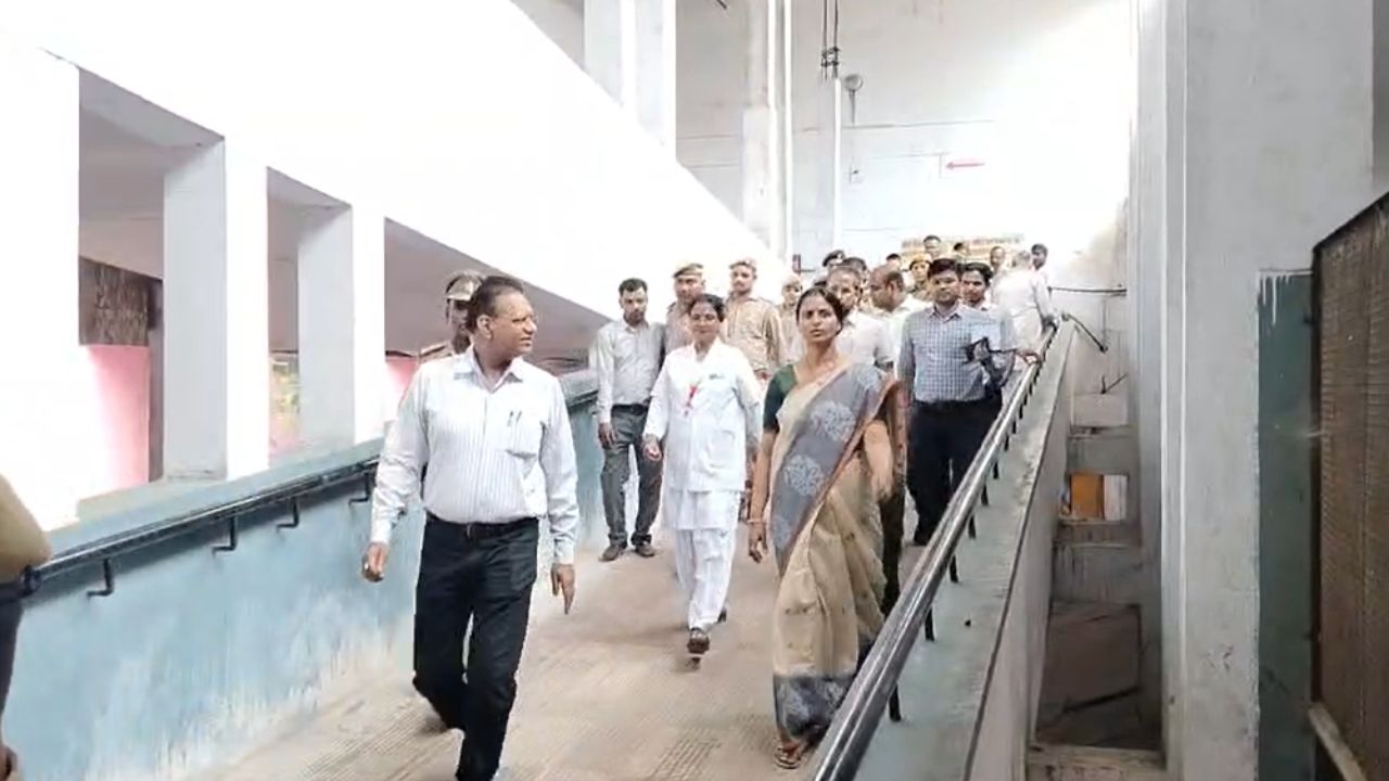 Fatehpur: डीएम के औचक निरीक्षण से भौचक स्वास्थ्यकर्मी, सीएमएस को दिए ये निर्देश