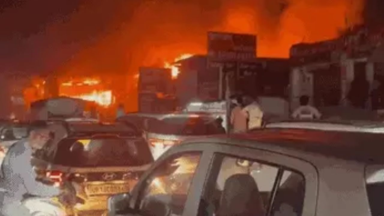 ग्रेटर नोएडा वेस्ट की सबसे बड़ी मार्केट की 8 दुकानें खाक, 20 फीट तक उठीं लपटें