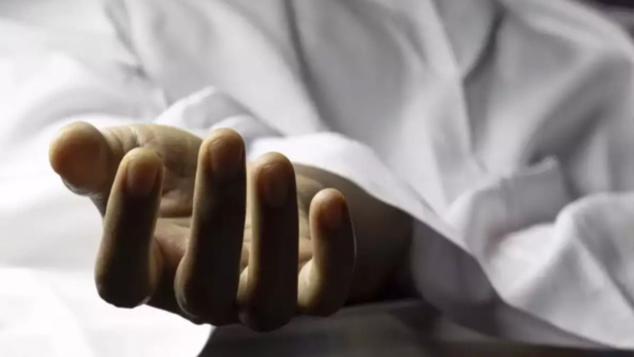 खुद कुल्हाड़ी थाने पहुंचा पति और बोला-’मैंने उसे मार डाला’… दृश्य देखकर हर कोई रह गया दंग