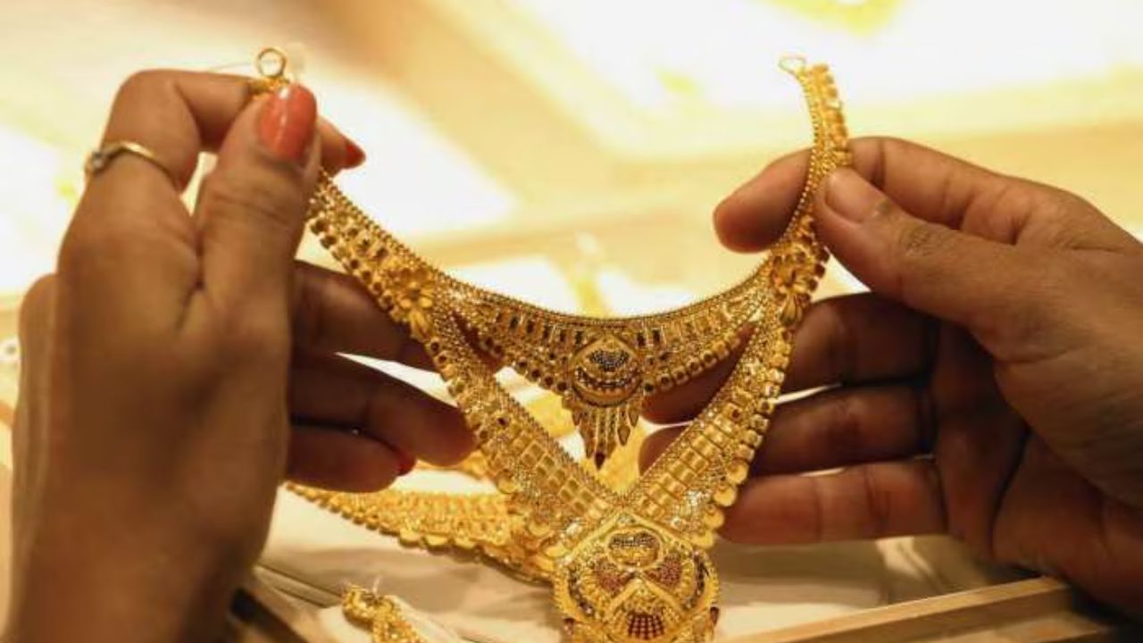 Gold-Silver Price Today: थम गई सोने की रफ्तार, चांदी भी हुई सस्ती; जानें 24 कैरेट गोल्ड का नया रेट