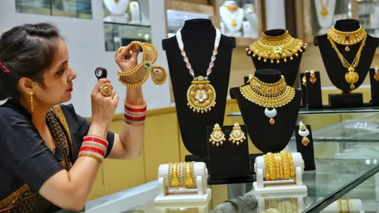 सोने-चांदी की चमक पड़ी फीकी: दो दिनों में 490 रुपये सस्ता हुआ सोना, जानें दिल्ली-मुंबई समेत 10 शहरों के भाव