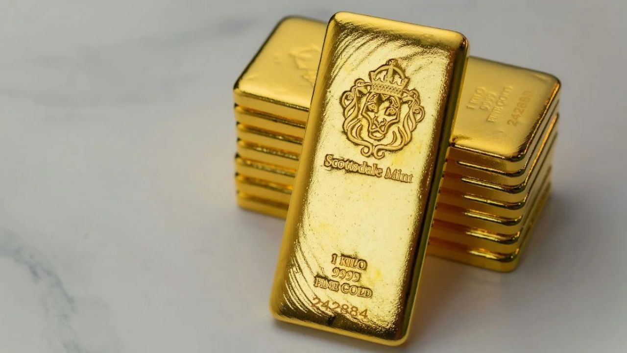 Gold Price Today: आसमान छू रही सोने की कीमतें, चांदी में आई मामूली गिरावट, चेक करें ताजा रेट्स