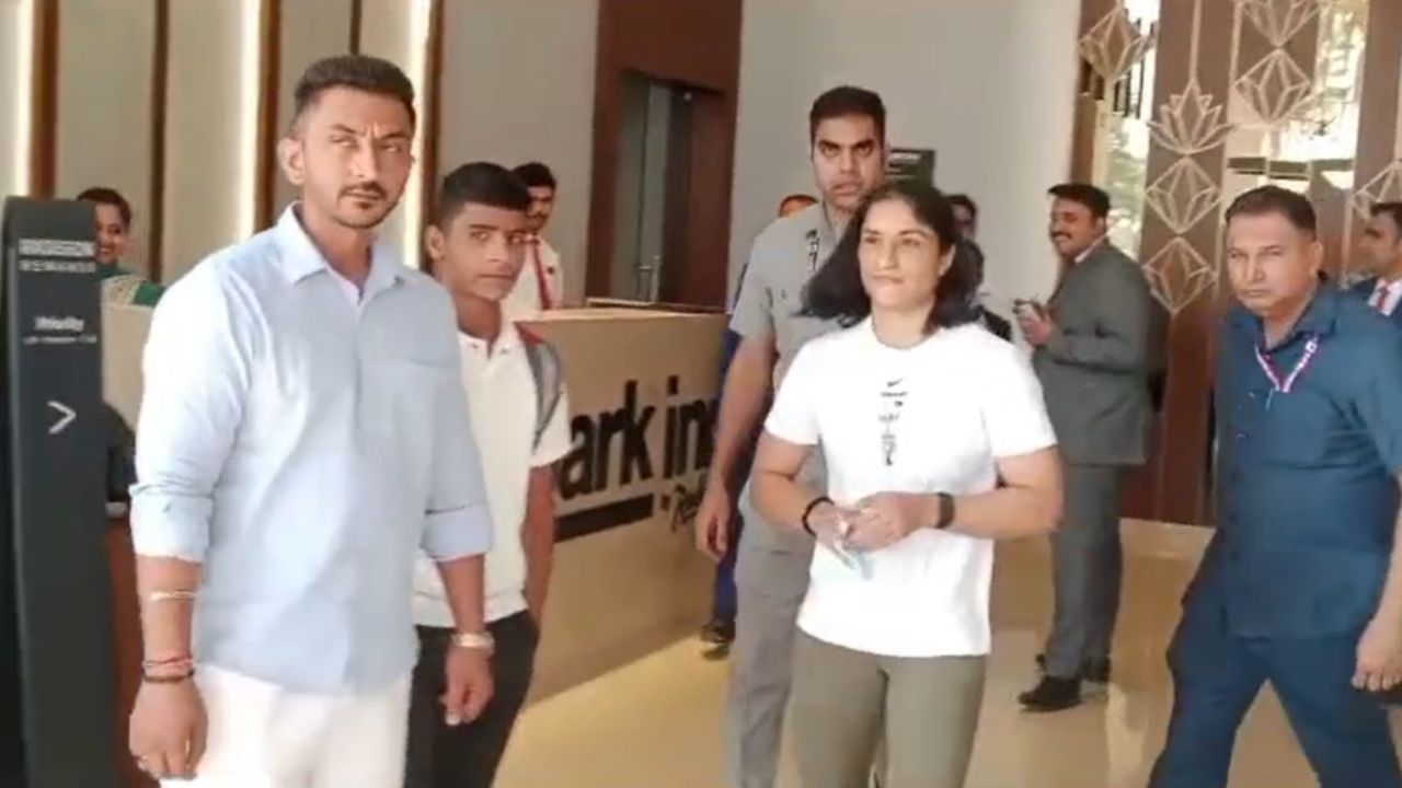 गोंडा से वापस लौटीं विनेश फोगाट, राष्ट्रीय ओपन कुश्ती चैंपियनशिप में नहीं हो सका रजिस्ट्रेशन