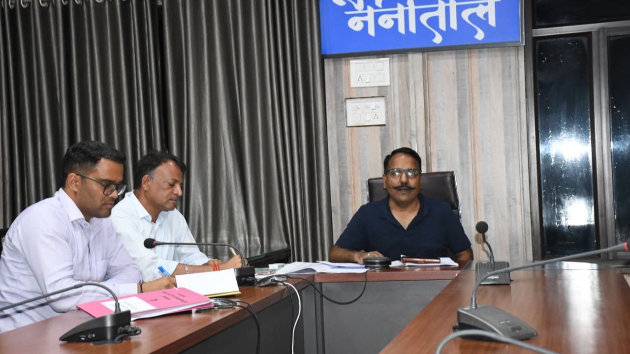 डीएम ने हल्द्वानी में जिला योजनाओं की रफ्तार तेज करने के दिए  निर्देश