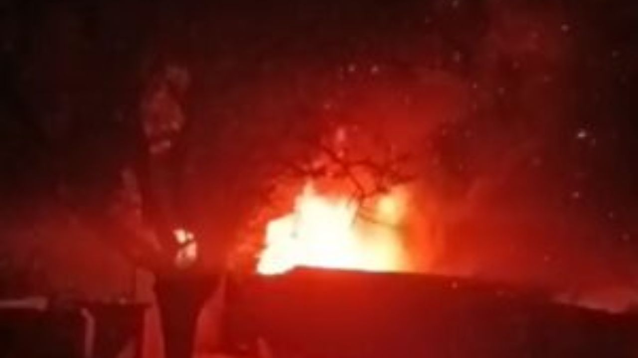 Gorakhpur Fire: खजनी में झोपड़ी में लगी आग, गृहस्थी का सामान जलकर राख