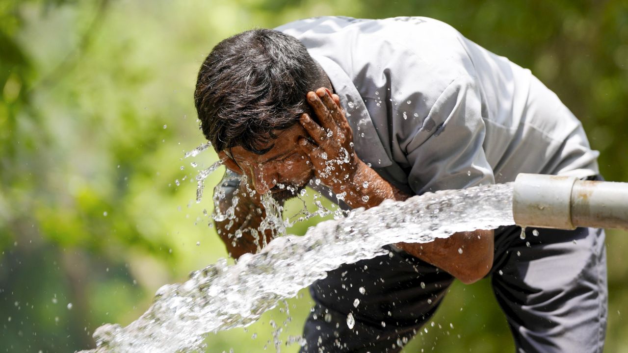 46.2°C की तपिश में पिघलता वेटिंग रूम: प्रयागराज बस अड्डे पर यात्री नहीं, ‘जीवित अंगारे’ बनकर रह गए लोग!