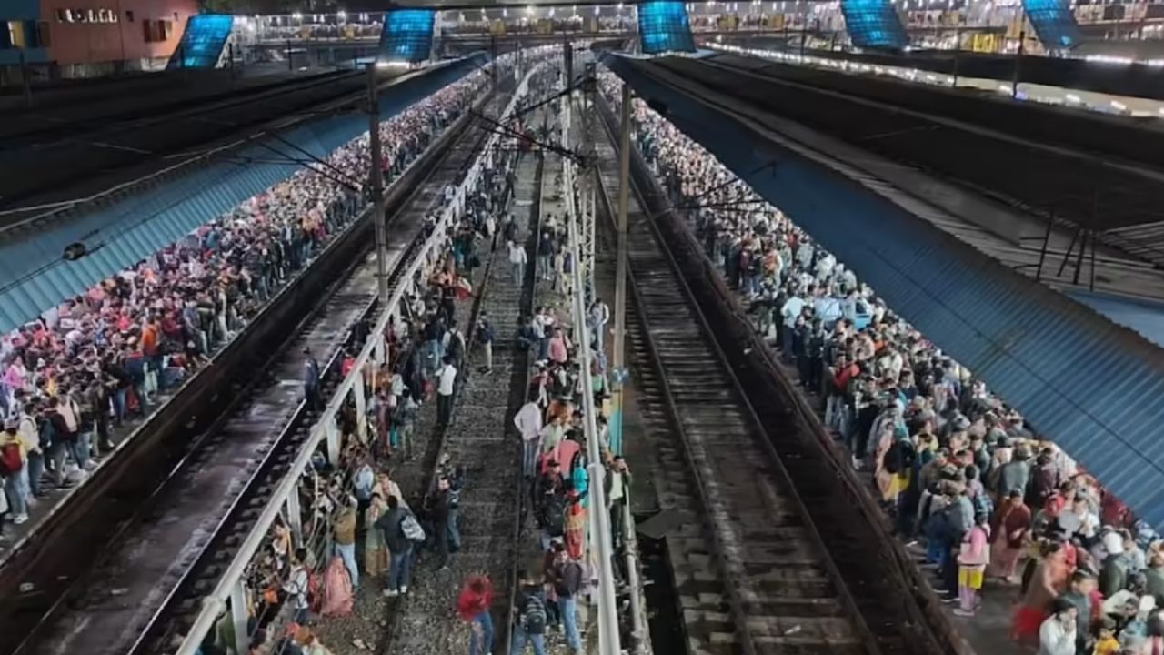 अब रेलवे स्टेशनों पर नहीं होगी धक्का-मुक्की! AI से रखी जाएगी नजर