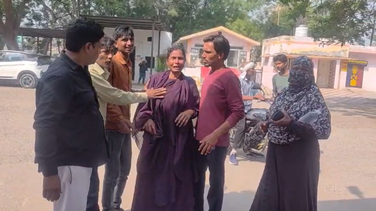मिठाई बांटने गए व्यक्ति के साथ कुछ ऐसा हुआ कि इलाके में सनसनी मच गई